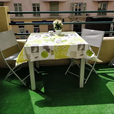 Studio With Mezzanine Close To Beaches And Shops Apartment *